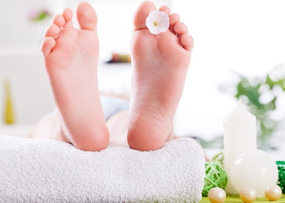 Una persona recibe un relajante masaje facial profesional en un ambiente de spa sereno y con iluminación tenue.