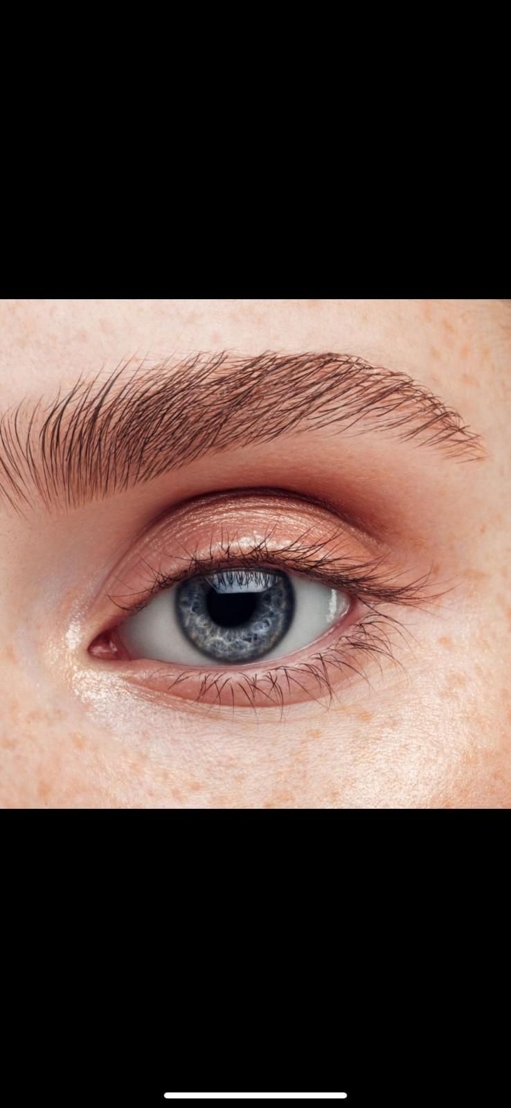 Una persona recibe un relajante masaje facial profesional en un ambiente de spa sereno y con iluminación tenue.