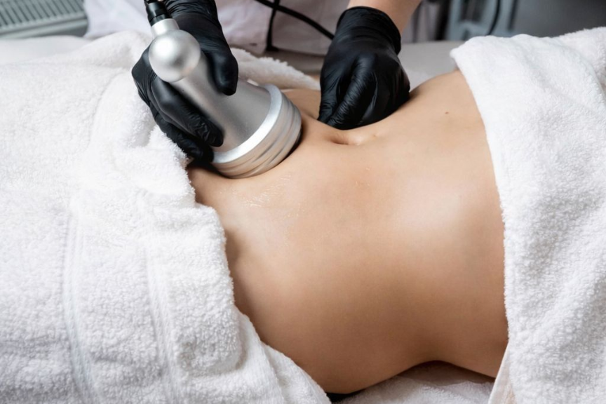 Una persona recibe un relajante masaje facial profesional en un ambiente de spa sereno y con iluminación tenue.