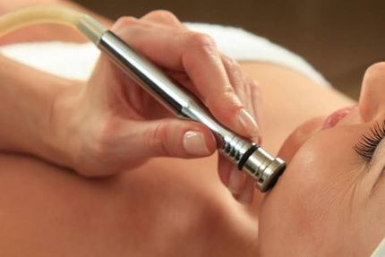 En un spa, un profesional aplica una mascarilla facial sobre la piel de una persona utilizando un pincel.