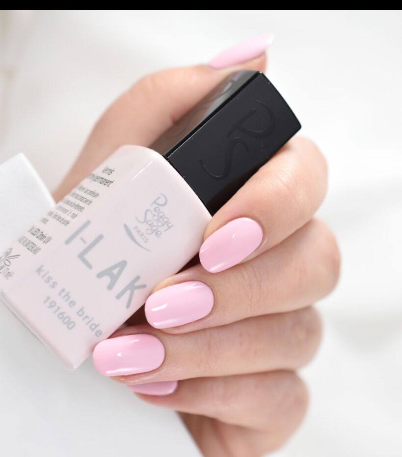 Una persona recibe un relajante masaje facial profesional en un ambiente de spa sereno y con iluminación tenue.