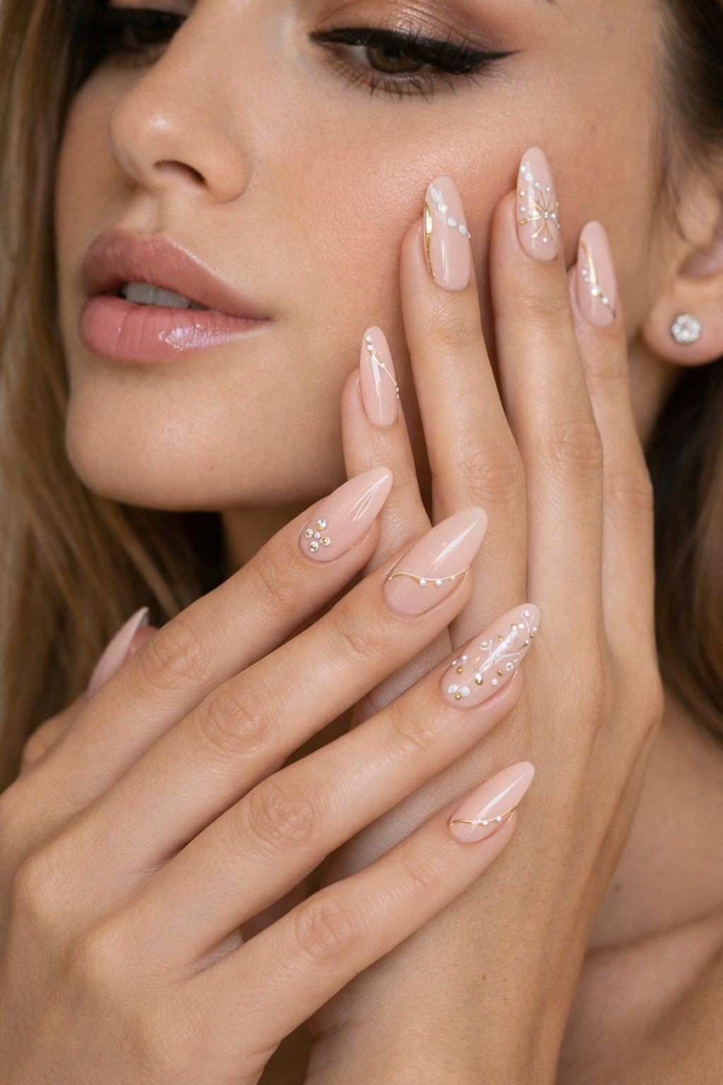 Una persona recibe un relajante masaje facial profesional en un ambiente de spa sereno y con iluminación tenue.