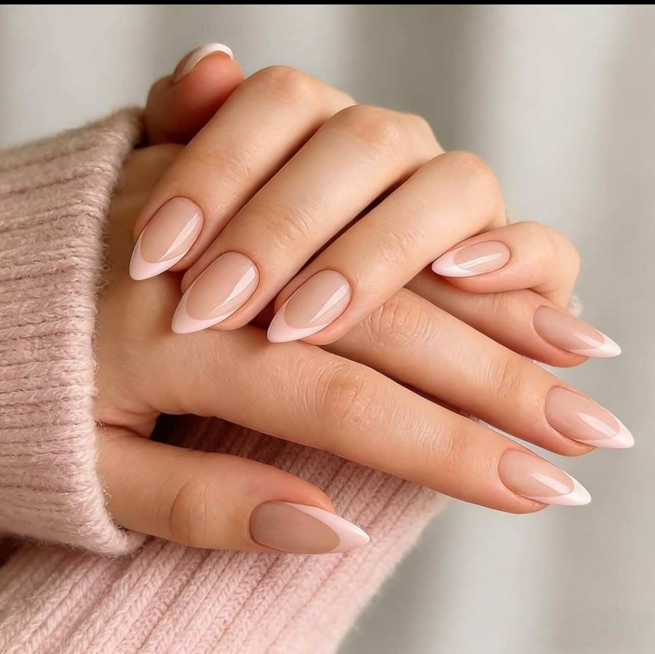 Una persona recibe un relajante masaje facial profesional en un ambiente de spa sereno y con iluminación tenue.