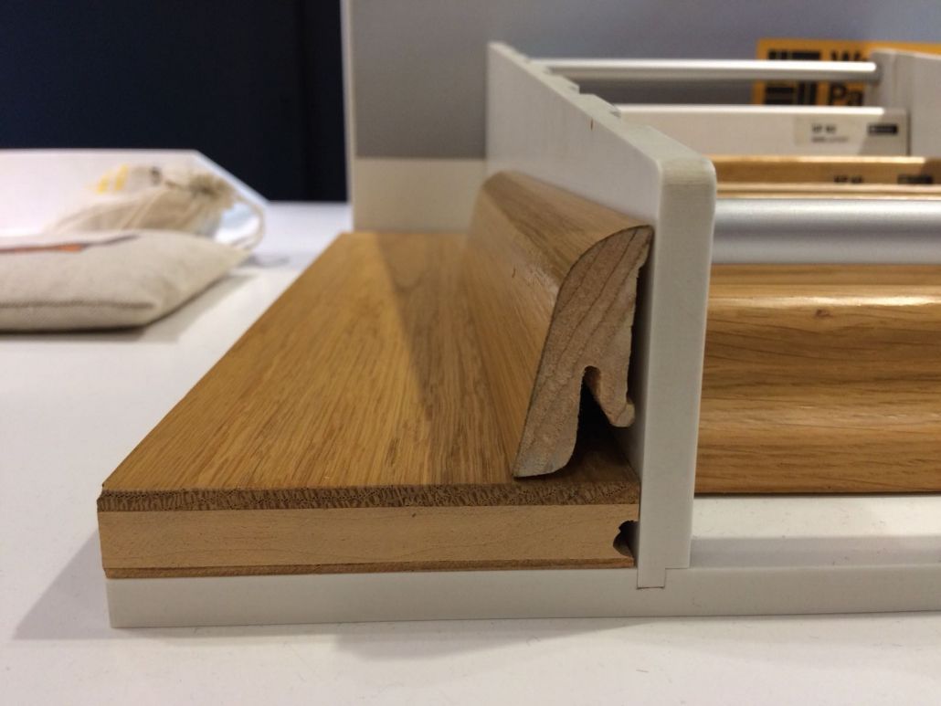 Eine Nahaufnahme eines Stück Holz auf einem Tisch