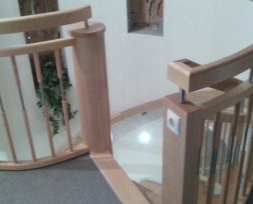 Eine hölzerne Wendeltreppe mit einem Holzgeländer