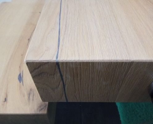 Eine Nahaufnahme eines Holzstücks auf einem Tisch.