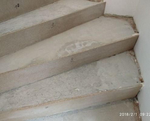 Eine Nahaufnahme einer Treppe, die gerade gebaut wird.