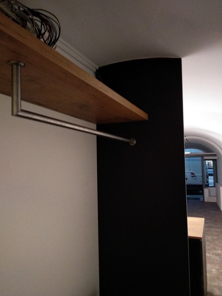 Ein Schrank mit einem Holzregal und einem Metallgestell