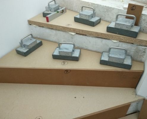Eine Treppe mit Betonblöcken darauf