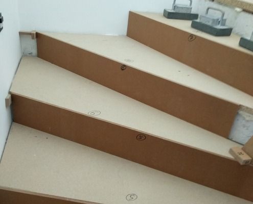 Eine Reihe von Papptreppen, die gebaut werden