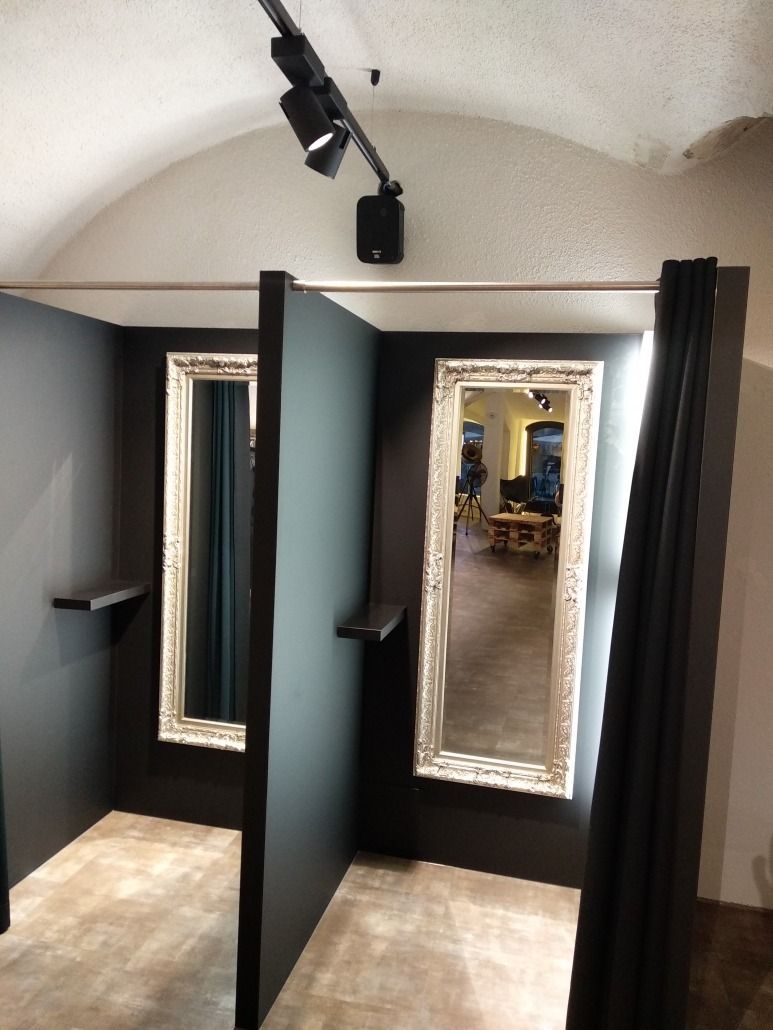 Ein Ankleidezimmer mit zwei Spiegeln an der Wand