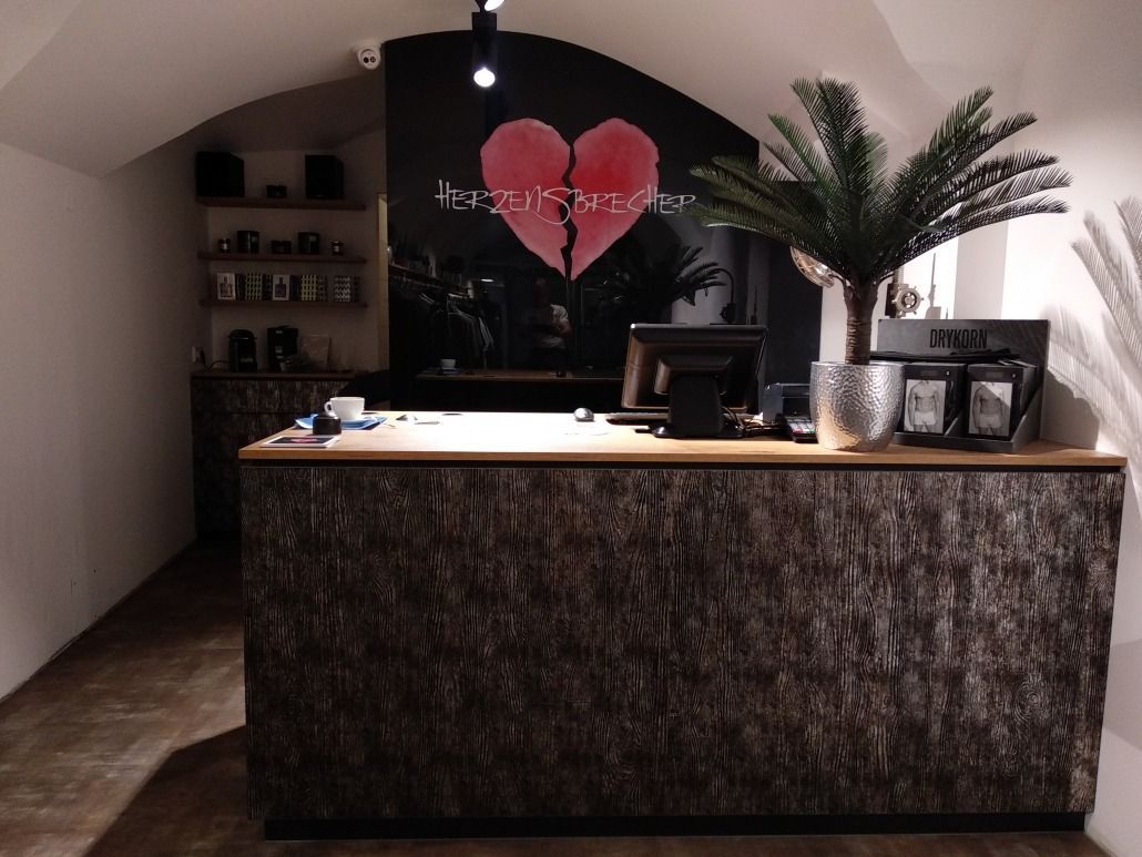 Ein Rezeptionstresen mit einem gebrochenen Herzen an der Wand dahinter