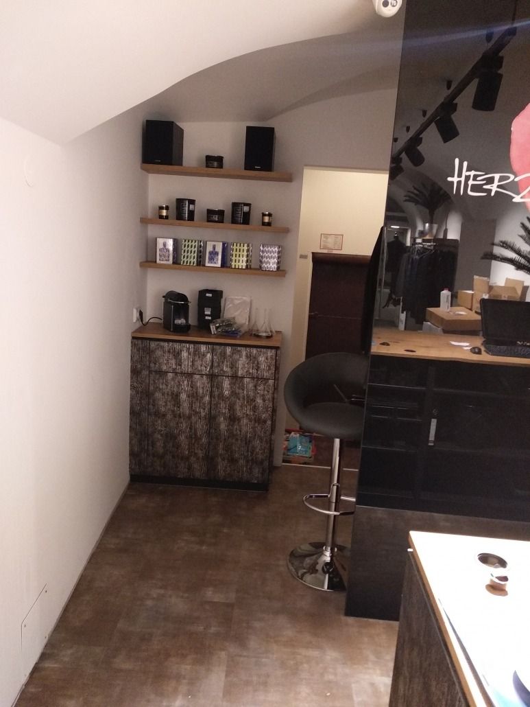 Ein Zimmer mit einem Schild, auf dem „Hier“ steht