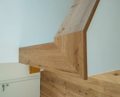 Eine Holztreppe mit Holzgeländer und Holzboden.