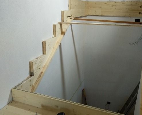 In einem Raum wird eine Holztreppe gebaut