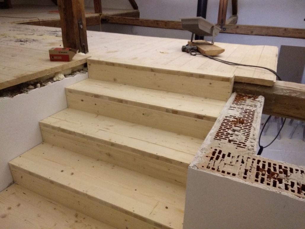 Eine Reihe von Holztreppen, die gebaut werden