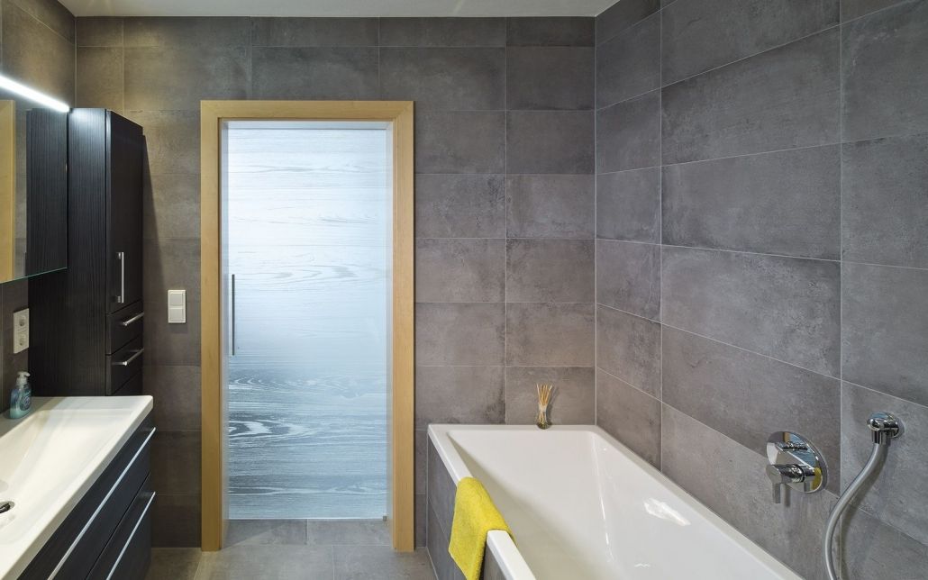 Ein Badezimmer mit Badewanne, Waschbecken und Dusche.