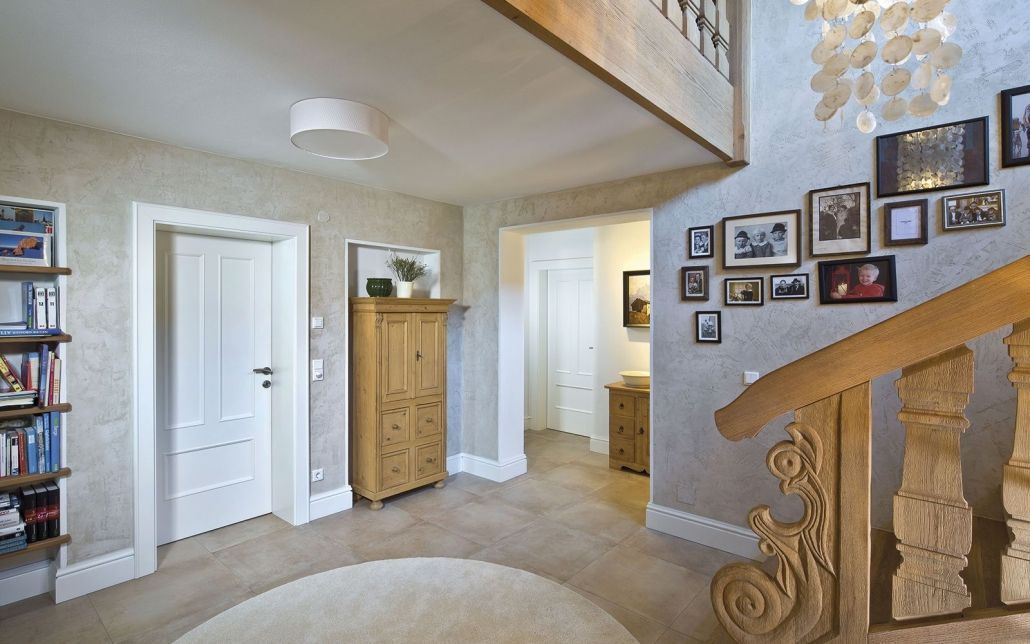 Ein Flur mit Treppe und Bildern an der Wand