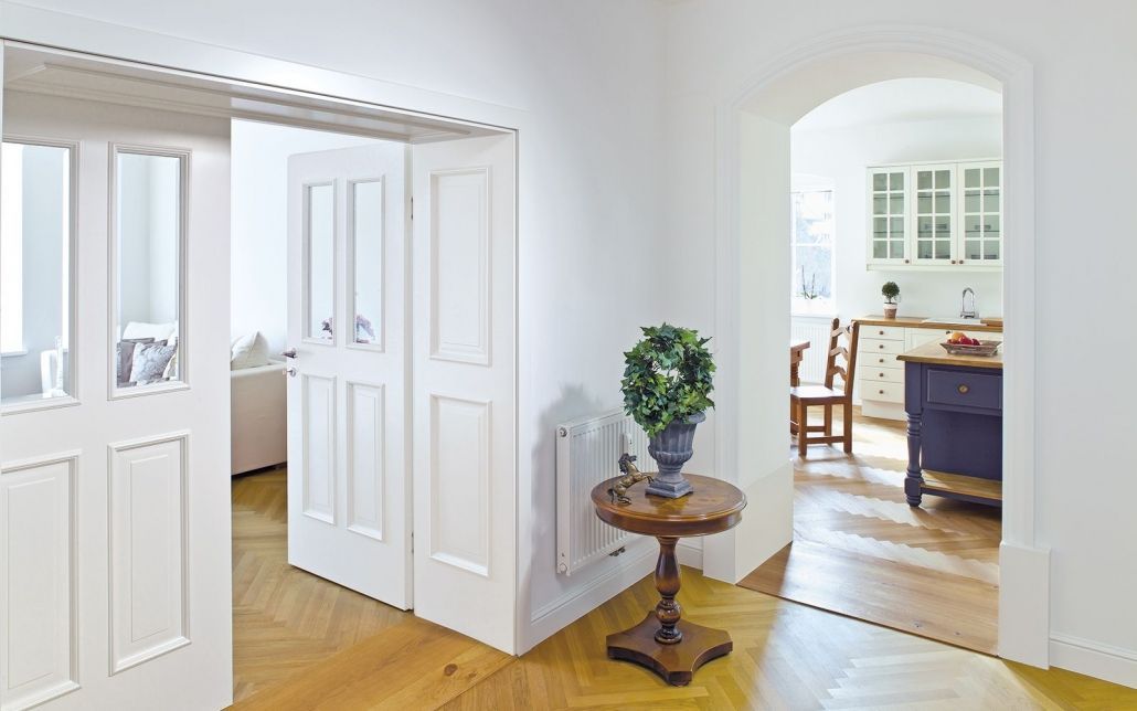 Mitten im Flur steht ein Tisch mit einer Pflanze darauf.