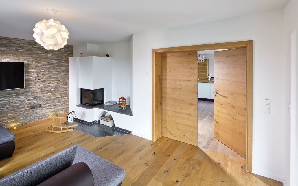 Ein Wohnzimmer mit Couch, Kamin und Fernseher.