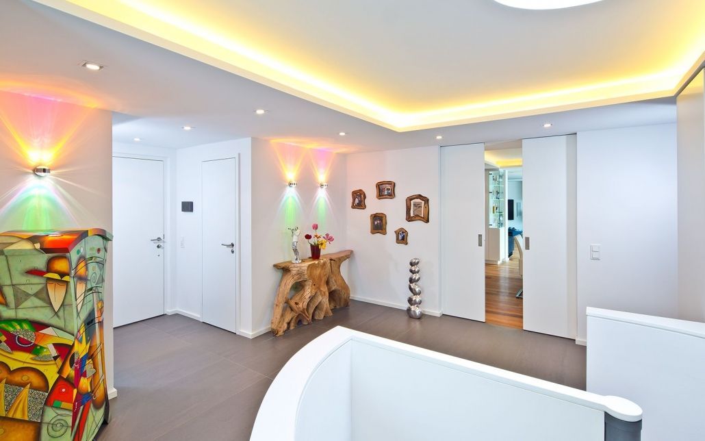 Ein Flur mit einer Treppe, die in den zweiten Stock eines Hauses führt.