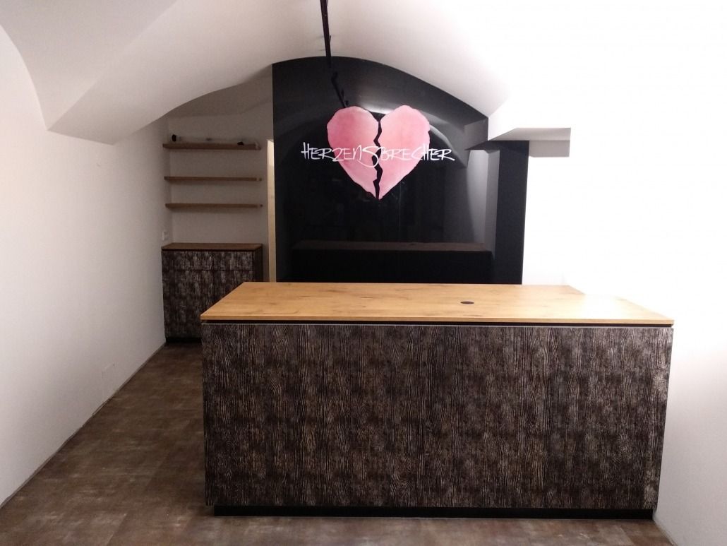Ein Zimmer mit einem gebrochenen Herzen an der Wand