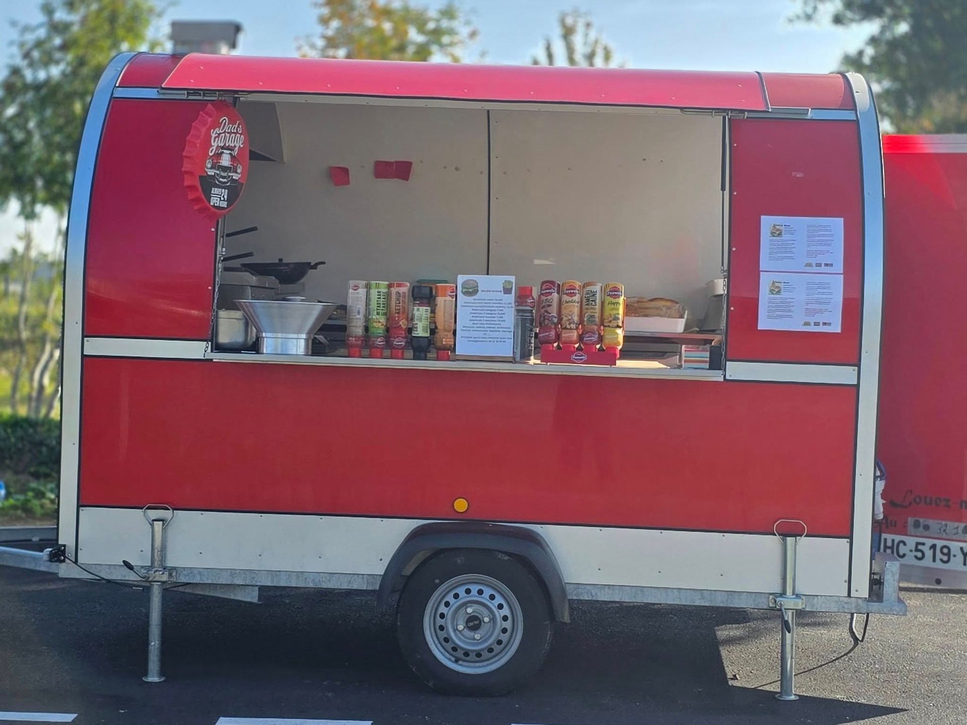 Le food truck rouge de DALONA BURGER stationné à l'extérieur.