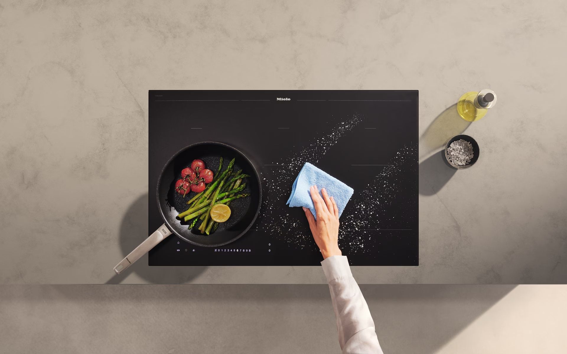 Plaque de cuisson avec une poêle dessus