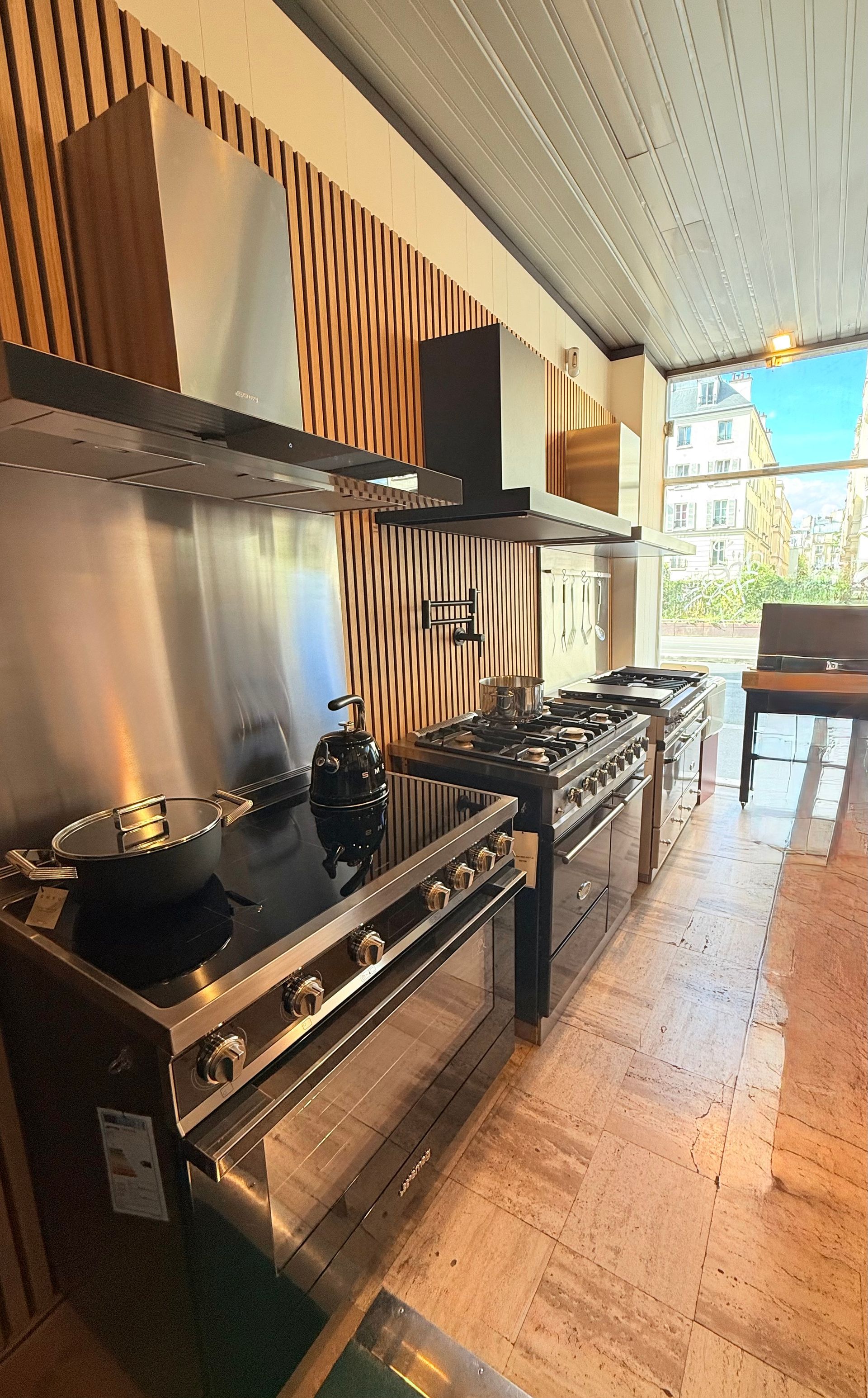 Cuisinières en exposition dans le magasin Côté Cuisson