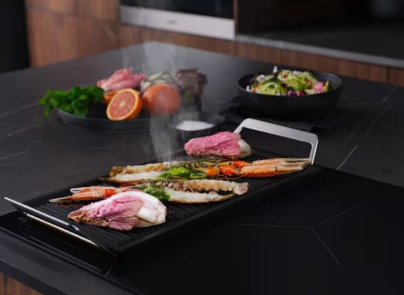 Aliments cuits sur une plaque