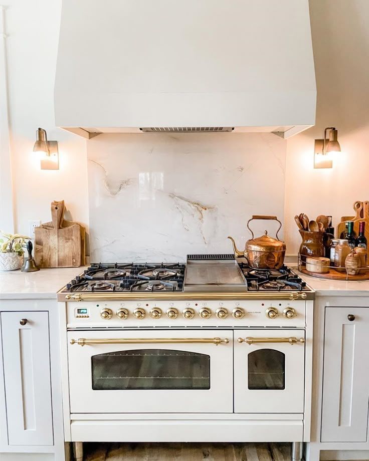 Cuisinière blanche avec plusieurs feux