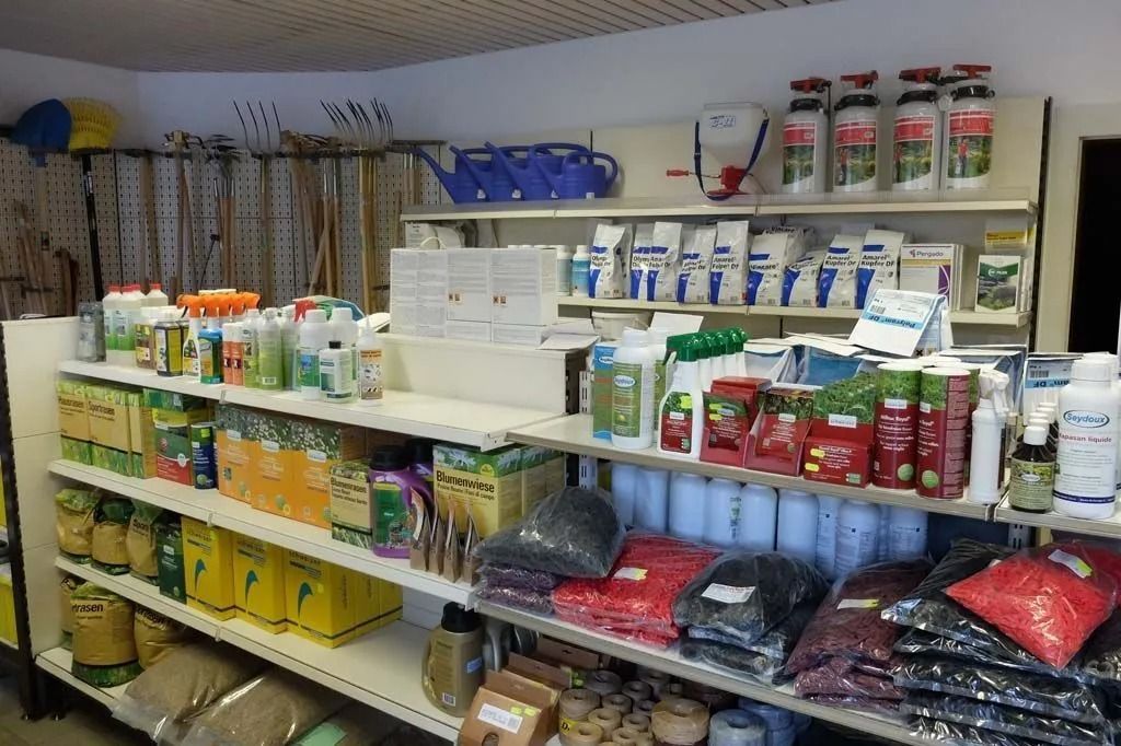 Rayon du magasin approvisionné en produits d'entretien pour jardin et gazon