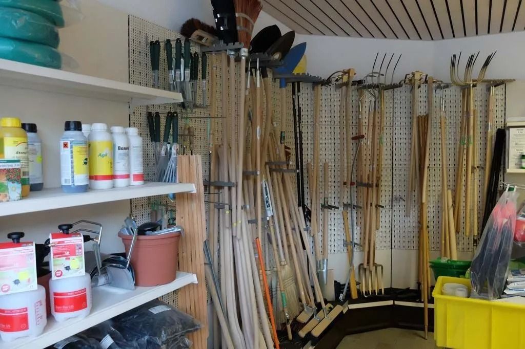 Outils, produits et matériel divers pour les travaux extérieurs et l'entretien de jardins et vignes.