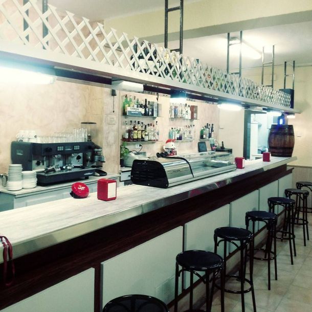 Un restaurante con una barra larga y taburetes