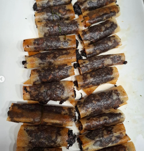 Una fila de panecillos en un plato blanco