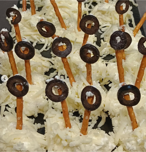 Un montón de pretzels con aceitunas encima