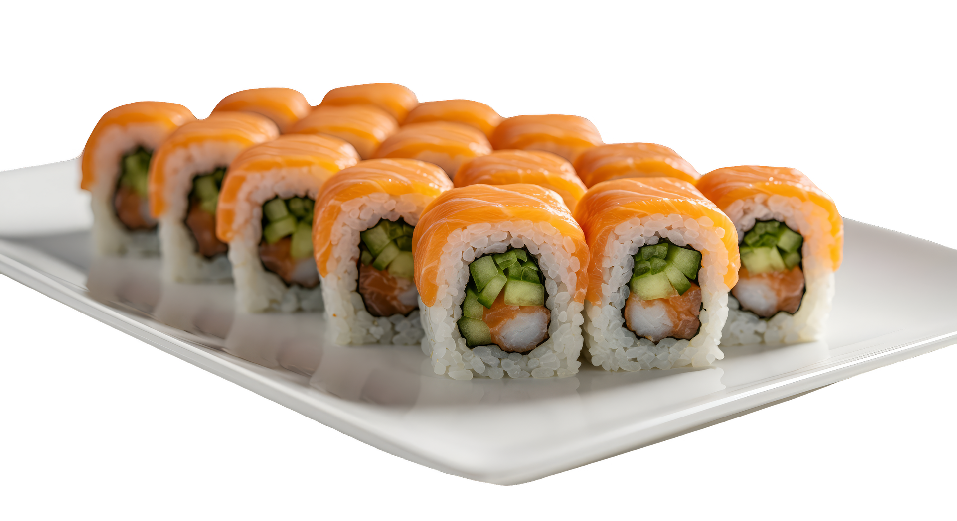 Rouleaux de sushi garnis de saumon, de concombre et de crevettes, servis sur une assiette blanche.