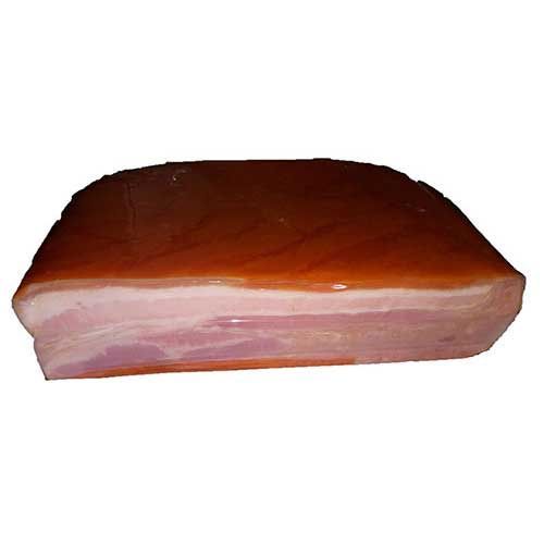Un gran trozo de tocino sobre un fondo blanco