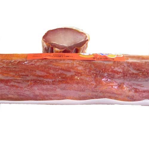 Un trozo de tocino está encima de un trozo de tocino sobre una superficie blanca.