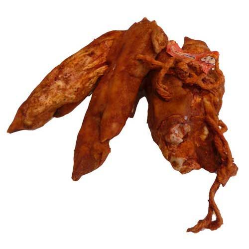 Un primer plano de un trozo de carne sobre un fondo blanco.
