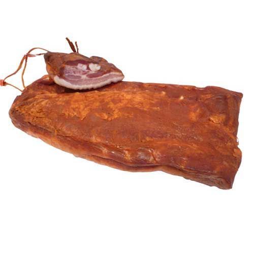 Un trozo de tocino ahumado con un trozo de tocino encima.