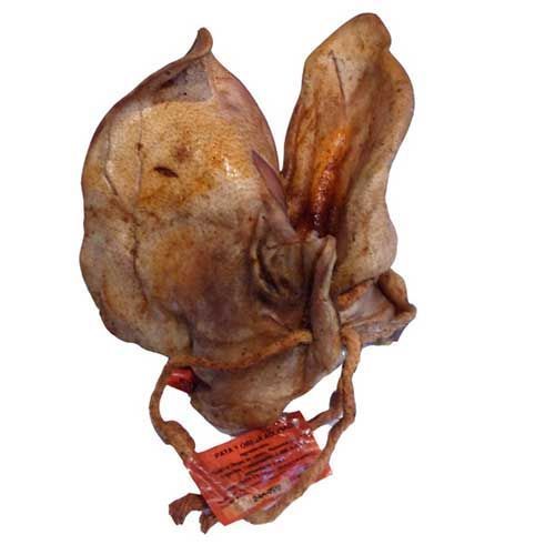 Un primer plano de una oreja de cerdo seca con una etiqueta.