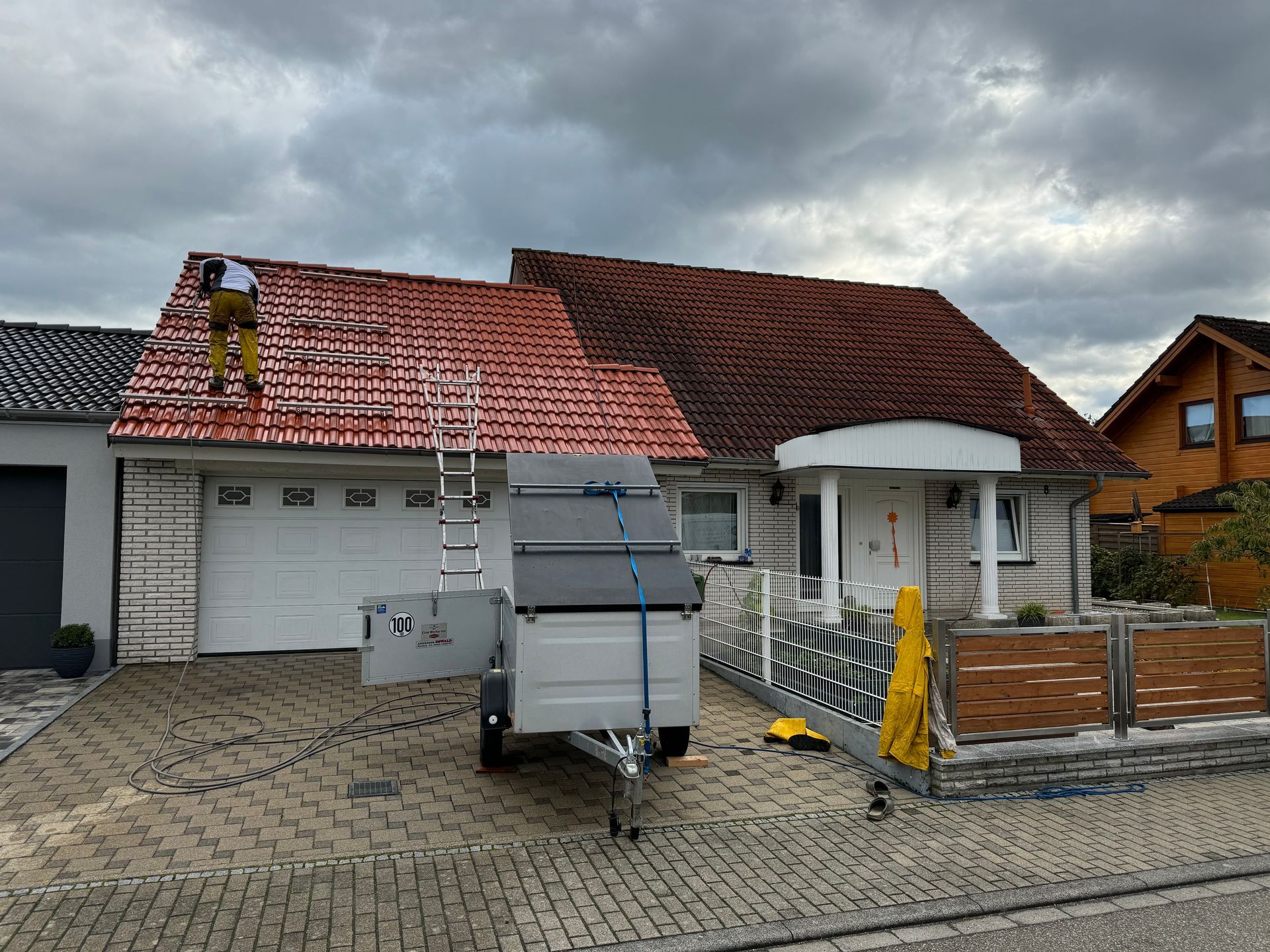 Ein Mann steht auf dem Dach eines Hauses