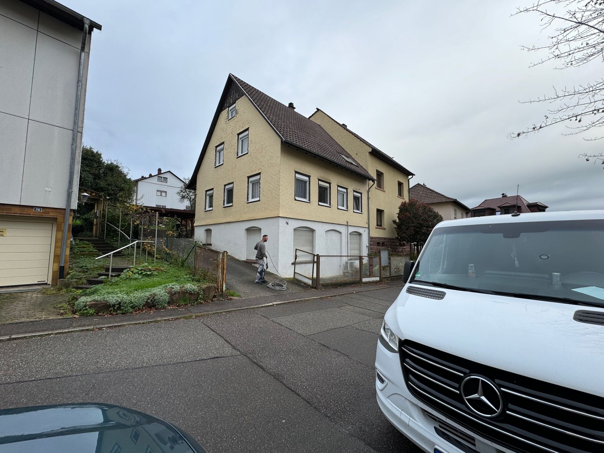 Ein weißer Lieferwagen steht vor einem Haus