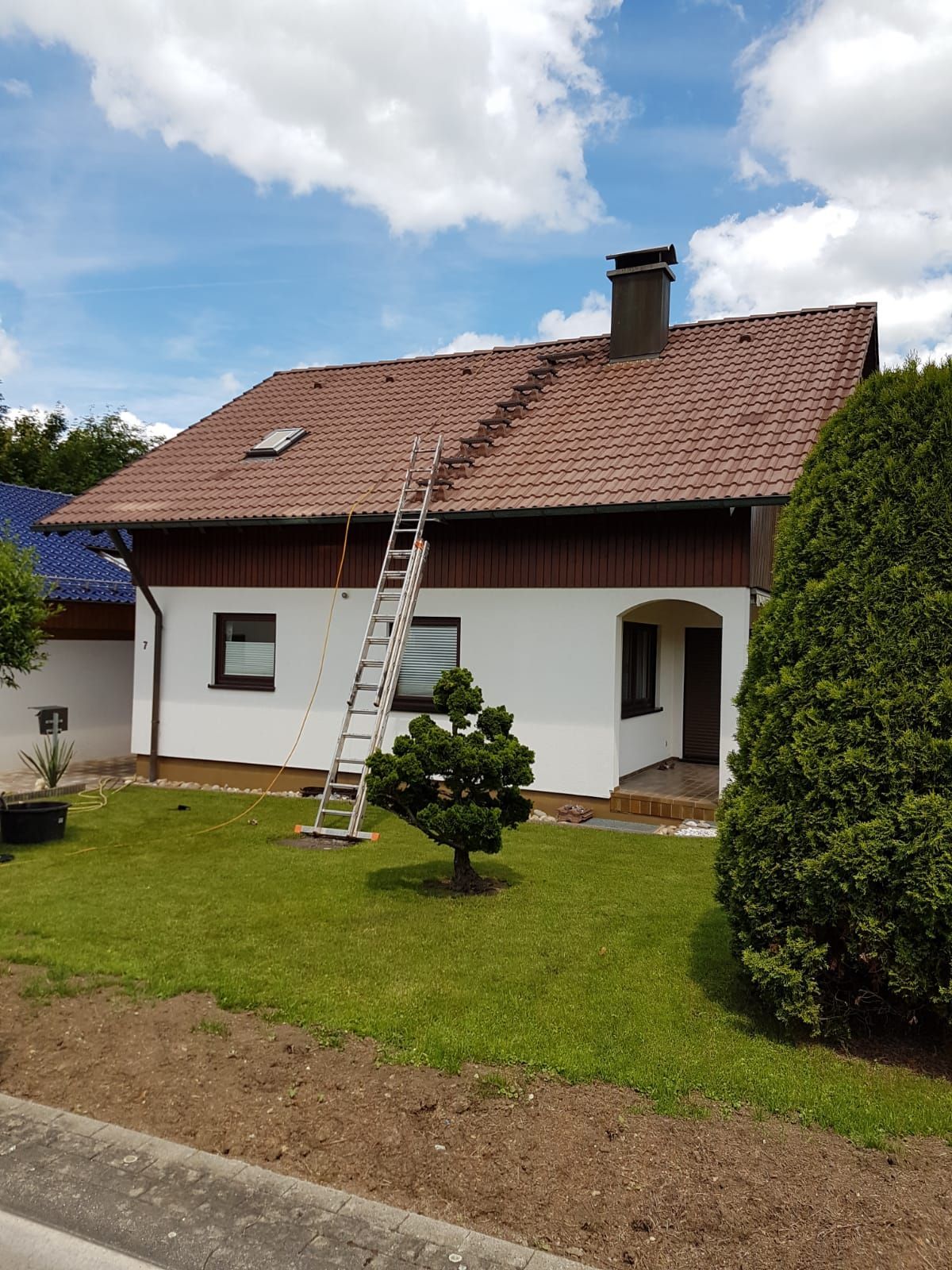 Ein Haus mit einer Leiter davor