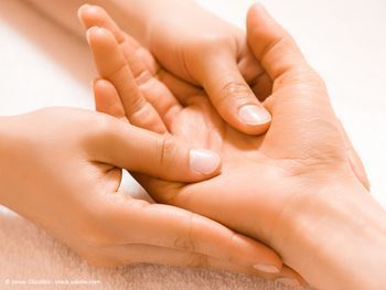 Therapiemassage an der Hand
