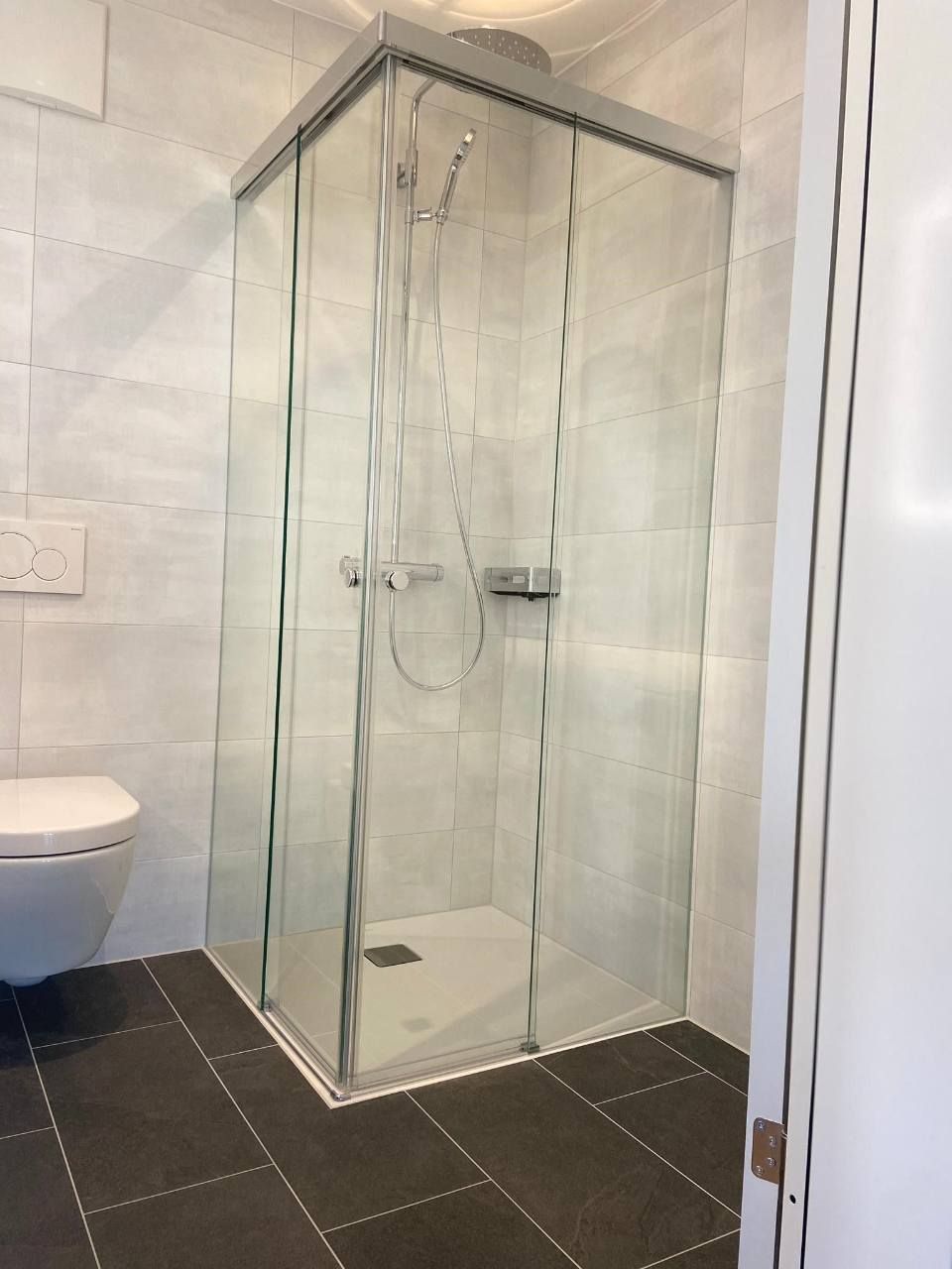 Badezimmer mit Fliesen der Bodenbeläge Musliu AG