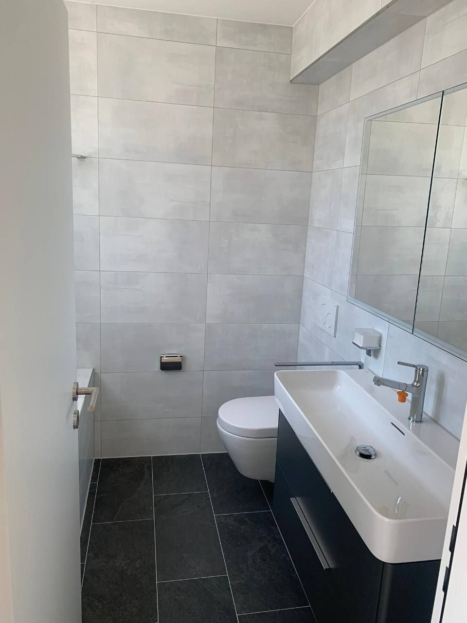 Badezimmer mit Fliesen der Bodenbeläge Musliu AG