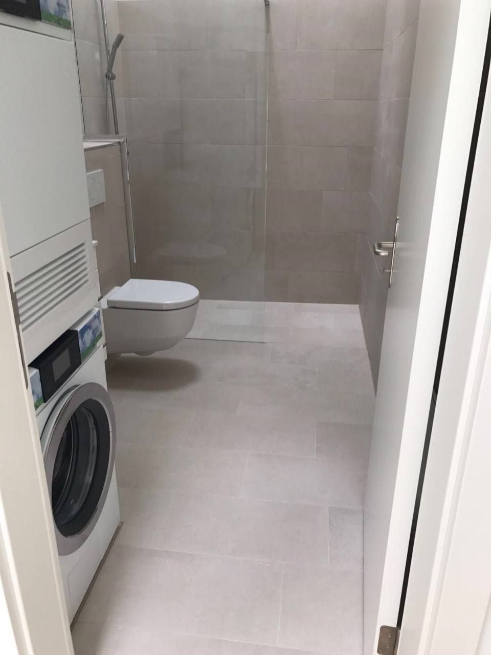 Badezimmer mit Fliesen der Bodenbeläge Musliu AG