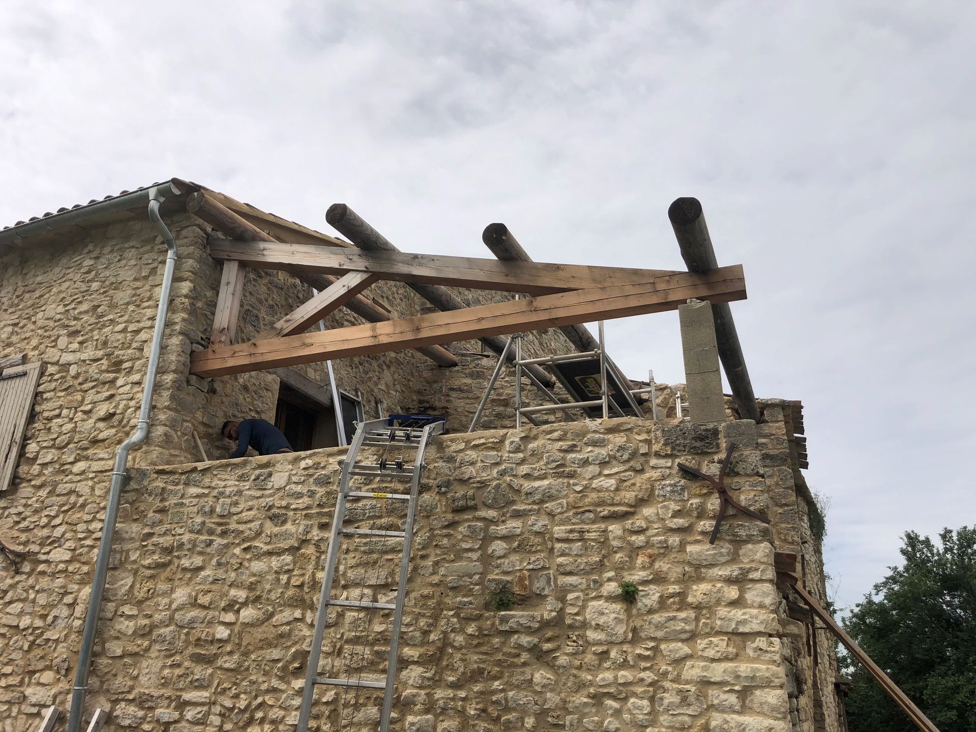 Une maison ancienne avec une charpente en bois apparente